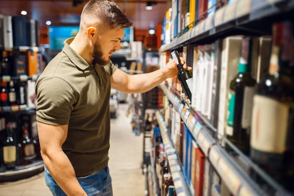 Man Die Alcoholproducten Kiest Supermarkt Man Koopt Dranken Markt Klanten — Stockfoto