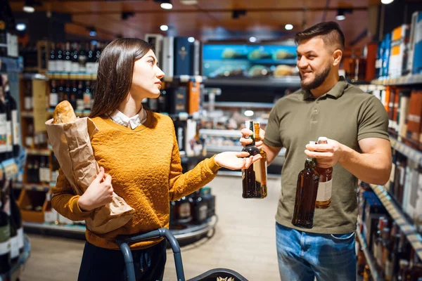 Attractive Couple Choosing Alcohol Grocery Supermarket Man Woman Cart Buying — Stock Photo, Image