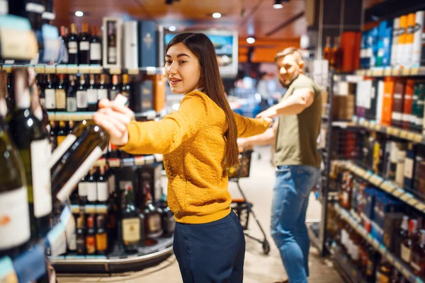 Grappig Stel Supermarkt Alcoholafdeling Man Vrouw Met Kar Kopen Dranken — Stockfoto