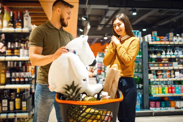 Familie Koppel Supermarkt Consumentisme Man Vrouw Met Kar Kopen Dranken — Stockfoto