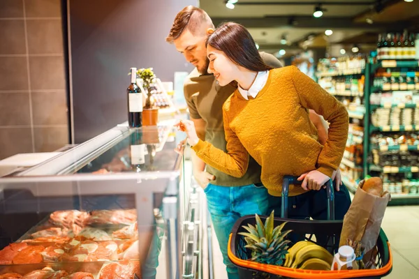 Pareja Familiar Eligiendo Carne Fresca Refrigerada Tienda Comestibles Hombre Mujer — Foto de Stock