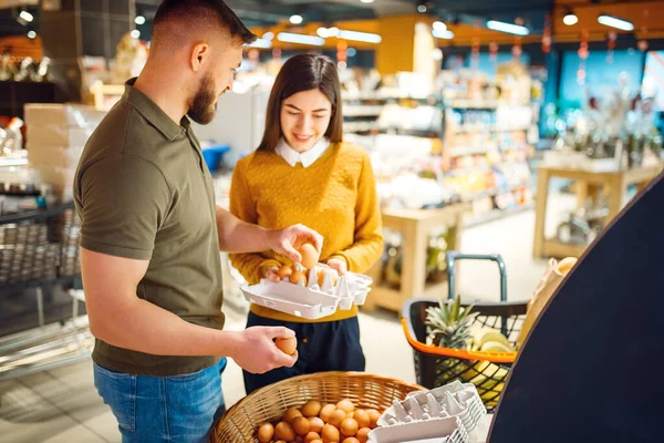 Family Couple Choosing Eggs Grocery Store Man Woman Cart Buying — Stock Photo, Image