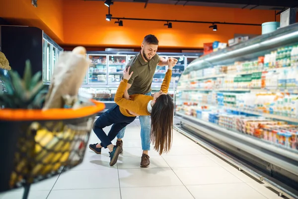 Kocham Rodzinę Tańczącą Spożywczaku Mężczyzna Kobieta Wózkiem Kupujących Napoje Produkty — Zdjęcie stockowe