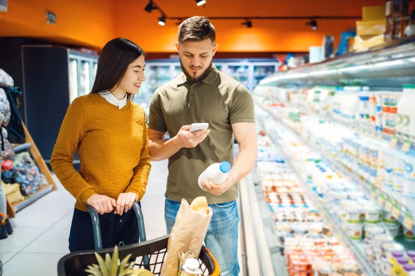 Семейная Пара Выбирает Молоко Продуктовом Магазине Отделе Молочных Продуктов Мужчина — стоковое фото