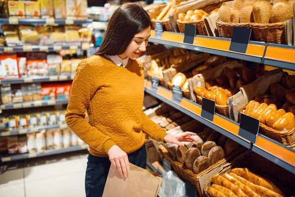 Jovem Mulher Escolhendo Pão Mercearia Departamento Padaria Pessoa Feminina Comprando — Fotografia de Stock