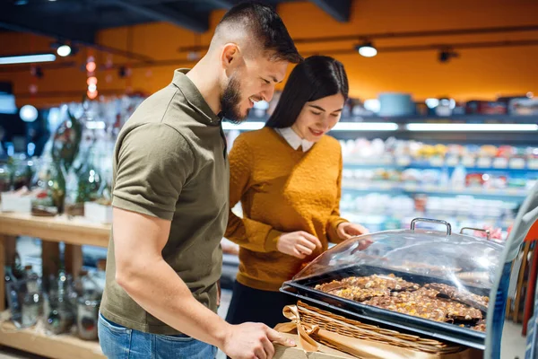 Markette Pasta Seçen Aile Çifti Şeker Reyonu Alışveriş Arabalı Kadın — Stok fotoğraf