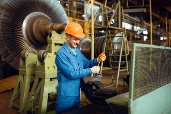 Inženýr Uniformě Helmě Pracuje Detailem Turbíny Továrně Gravitory Lopatkami Pozadí — Stock fotografie