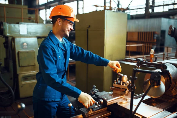 Trabalhador Uniforme Capacete Funciona Torno Fábrica Produção Industrial Engenharia Metalurgia — Fotografia de Stock