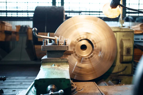 Μηχανή Τόρνου Κίνηση Εργοστάσιο Μεταλλουργίας Κανείς Κατασκευή Μετάλλων Μεταλλοτεχνία Που — Φωτογραφία Αρχείου