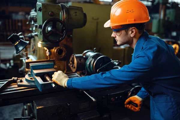 Üniformalı Kasklı Işçiler Torna Tezgahında Çalışır Endüstriyel Üretim Metal Mühendisliği — Stok fotoğraf