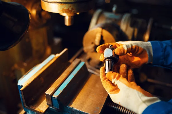 Mãos Trabalhador Masculino Detém Detalhe Torno Fundo Planta Produção Industrial — Fotografia de Stock