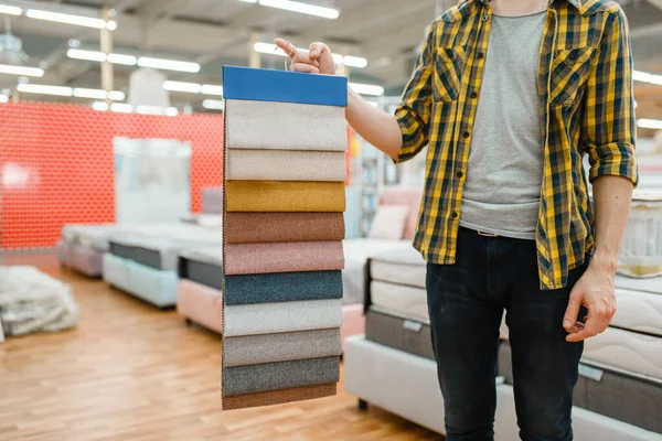 Jeune Homme Détient Palette Texture Des Matelas Dans Magasin Meubles — Photo