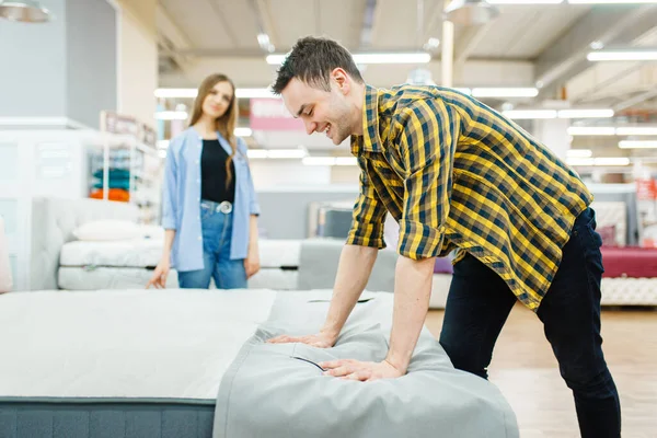 Genç Çift Mobilya Mağazasındaki Yatağı Kontrol Ediyor Kadın Erkek Dükkanda — Stok fotoğraf