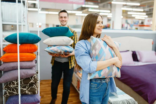 Young Love Couple Holds Pillows Furniture Store Man Woman Looking — Stock Photo, Image