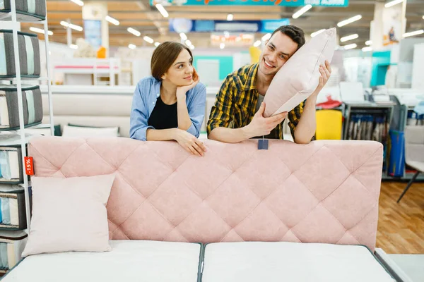 Joven Pareja Amor Posa Sofá Rosa Tienda Muebles Hombre Mujer — Foto de Stock