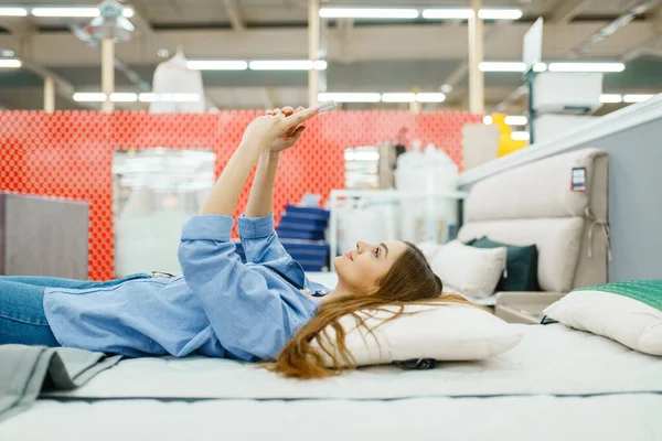 Jonge Vrouw Met Telefoon Bed Showroom Van Meubelwinkel Vrouwelijke Persoon — Stockfoto