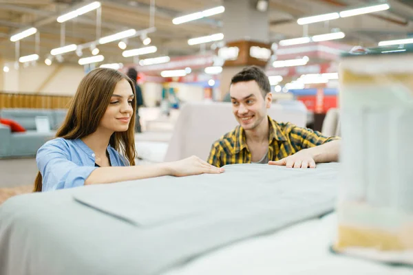 Молодая Счастливая Пара Покупает Одеяло Кровати Мебельном Магазине Мужчина Женщина — стоковое фото