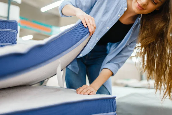 Joven Pareja Sonriente Salón Exposición Tienda Muebles Hombre Mujer Que — Foto de Stock