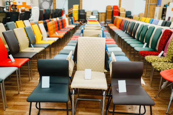 Rangées Chaises Différentes Dans Magasin Meubles Showroom Personne Sièges Échantillons — Photo