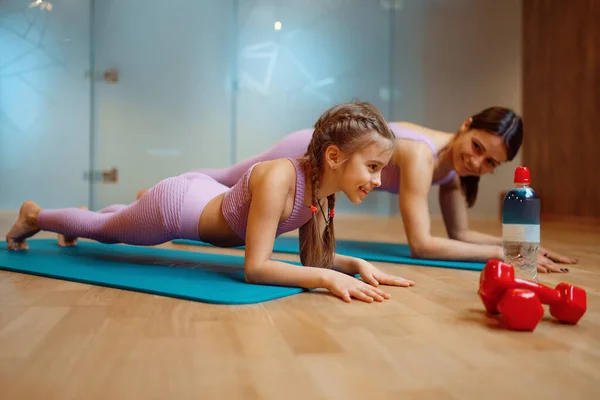 Mutter Und Tochter Machen Pressearbeit Auf Matten Fitnessstudio Yoga Workout — Stockfoto