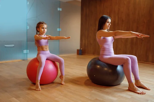 Mutter Und Tochter Fitnessstudio Pilates Mit Bällen Yoga Workout Mutter — Stockfoto