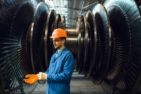 Férfi Mérnök Ellenőrzi Turbinás Járóműveket Gyárban Ipari Termelés Fémmegmunkálás Gépgyártás — Stock Fotó