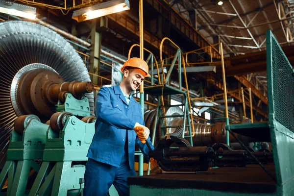 Male Worker Squeezes Detail Vise Factory Turbine Impeller Vanes Background — Stock Photo, Image