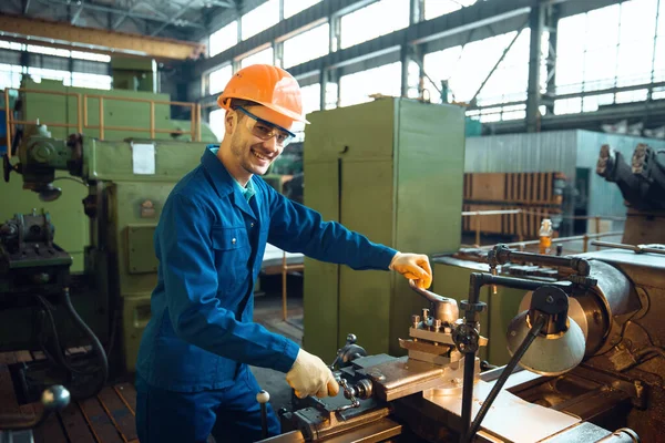 Maschio Lavoratore Uniforme Casco Controlla Tornio Girando Sulla Pianta Produzione — Foto Stock