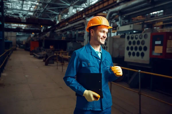 Lächelnder Arbeiter Uniform Und Schutzhelm Hält Notizbuch Fabrikboden Hintergrund Fabrik — Stockfoto