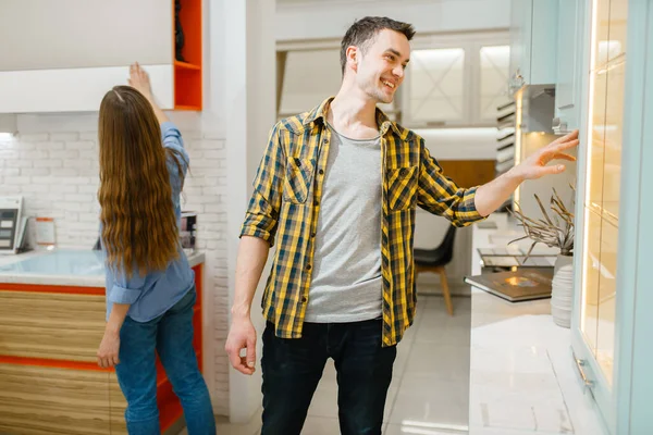 Pasangan Keluarga Membeli Garnitur Dapur Showroom Toko Furnitur Pria Dan — Stok Foto