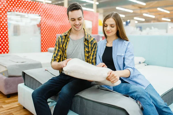 Mladý Milostný Pár Vybere Polštář Prodejně Nábytku Muž Žena Hledají — Stock fotografie