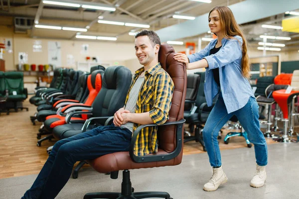 Mobilya Mağazasında Genç Mutlu Bir Çift Ofis Sandalyesine Biniyor Kadın — Stok fotoğraf