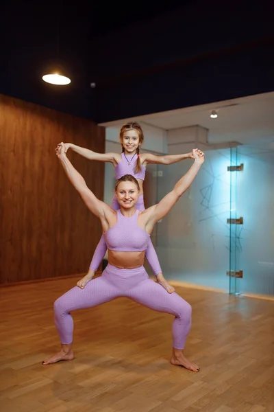 Madre Hija Ejercicio Equilibrio Gimnasio Entrenamiento Yoga Mamá Niña Ropa — Foto de Stock