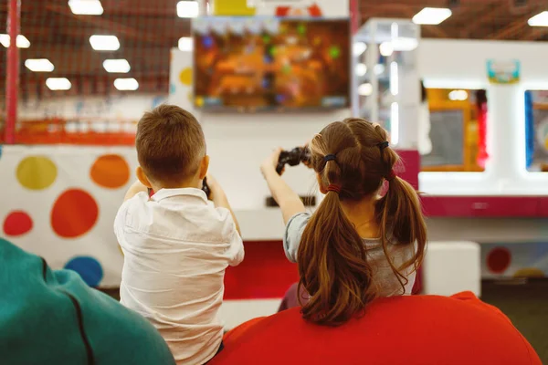 Bambini Giocano Una Console Gioco Nel Centro Intrattenimento Svaghi Ragazza — Foto Stock