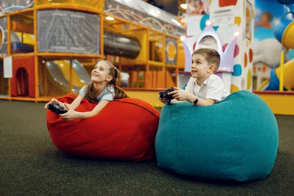 Kinderen Spelen Een Spelcomputer Het Amusementscentrum Meisje Jongen Vrijetijdsbestedingen Vakantie — Stockfoto