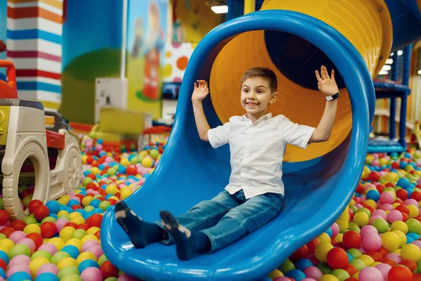 Mały Chłopiec Zjechał Wzgórza Centrum Rozrywki Mężczyzna Dzieci Odpoczynku Wakacjach — Zdjęcie stockowe