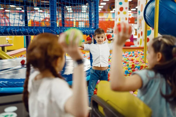 Kinderen Gooien Ballen Het Amusementscentrum Meisjes Jongens Vrijetijdsbesteding Vakantie Kindergeluk — Stockfoto