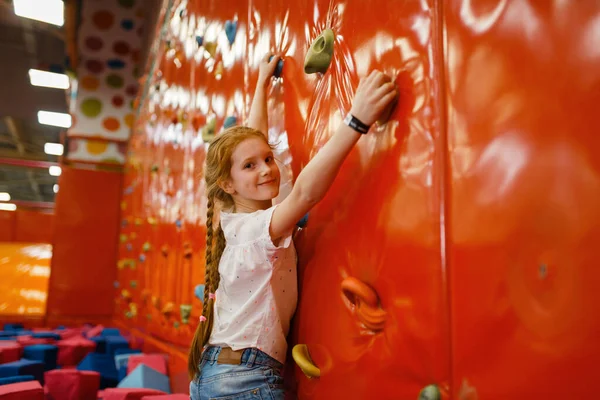Dziewczynka Ściance Wspinaczkowej Centrum Rozrywki Odpoczynek Dla Dzieci Wakacjach Szczęście — Zdjęcie stockowe