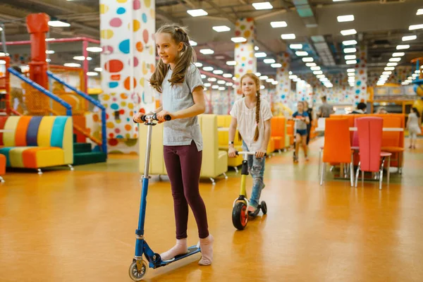 Kleine Freundinnen Fahren Auf Rollern Vergnügungszentrum Weibliche Kinder Freizeit Urlaub — Stockfoto