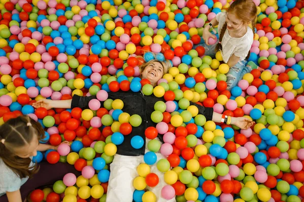 Dzieci Matką Leżącą Wśród Kolorowych Kulek Centrum Rozrywki Mama Jej — Zdjęcie stockowe