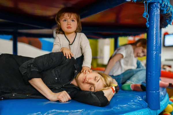 エンターテイメントセンターで母親と彼女の子供たち 母と娘の休日のレジャー 子供時代の幸福 遊び場の幸せな子供たち — ストック写真