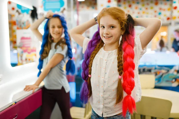 Twee Meisjes Die Met Haren Spelen Het Entertainmentcentrum Kinderen Vrijetijdsbesteding — Stockfoto