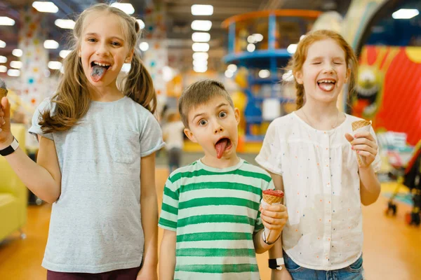 Dzieci Jedzą Lody Centrum Rozrywki Chłopiec Dziewczęta Wypoczynek Wakacjach Szczęście — Zdjęcie stockowe
