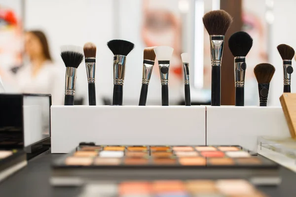 Estante Con Sombras Cepillos Tienda Cosméticos Nadie Tienda Belleza Lujo — Foto de Stock