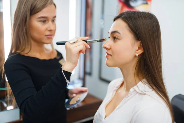 化妆品专家在化妆品商店的妇女脸上涂化妆品 奢侈品美容院 时尚市场的女性顾客和美容师 — 图库照片