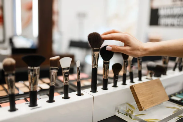 Mujer Con Cepillo Eligiendo Tono Sombras Tienda Cosméticos Comprador Salón — Foto de Stock