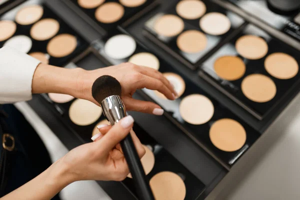 Mujer Con Cepillo Eligiendo Tono Sombras Tienda Cosméticos Comprador Salón — Foto de Stock