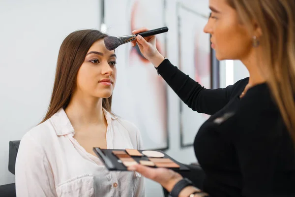 美容师与刷和女人 客户在化妆品商店 奢侈品美容院 时尚市场的女性顾客和美容师 — 图库照片