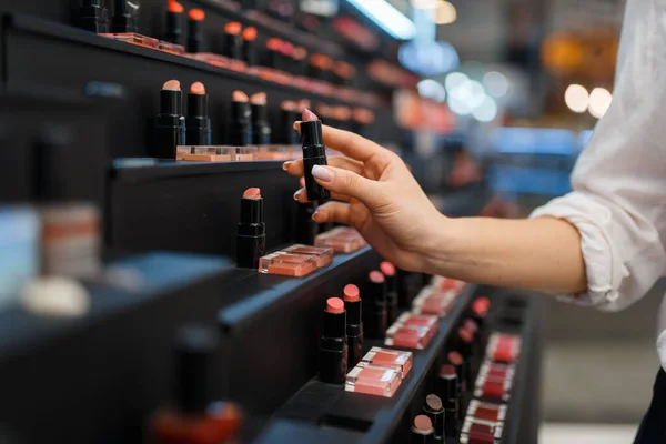 Mujer Toma Lápiz Labial Estante Tienda Cosméticos Comprador Escaparate Salón — Foto de Stock