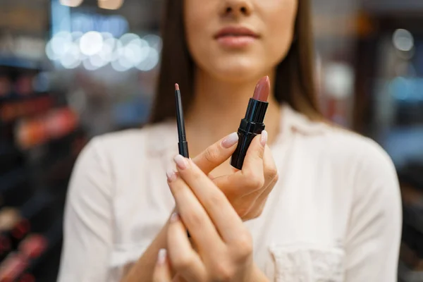 Mujer Muestra Lápiz Labial Forro Tienda Cosméticos Comprador Escaparate Salón — Foto de Stock